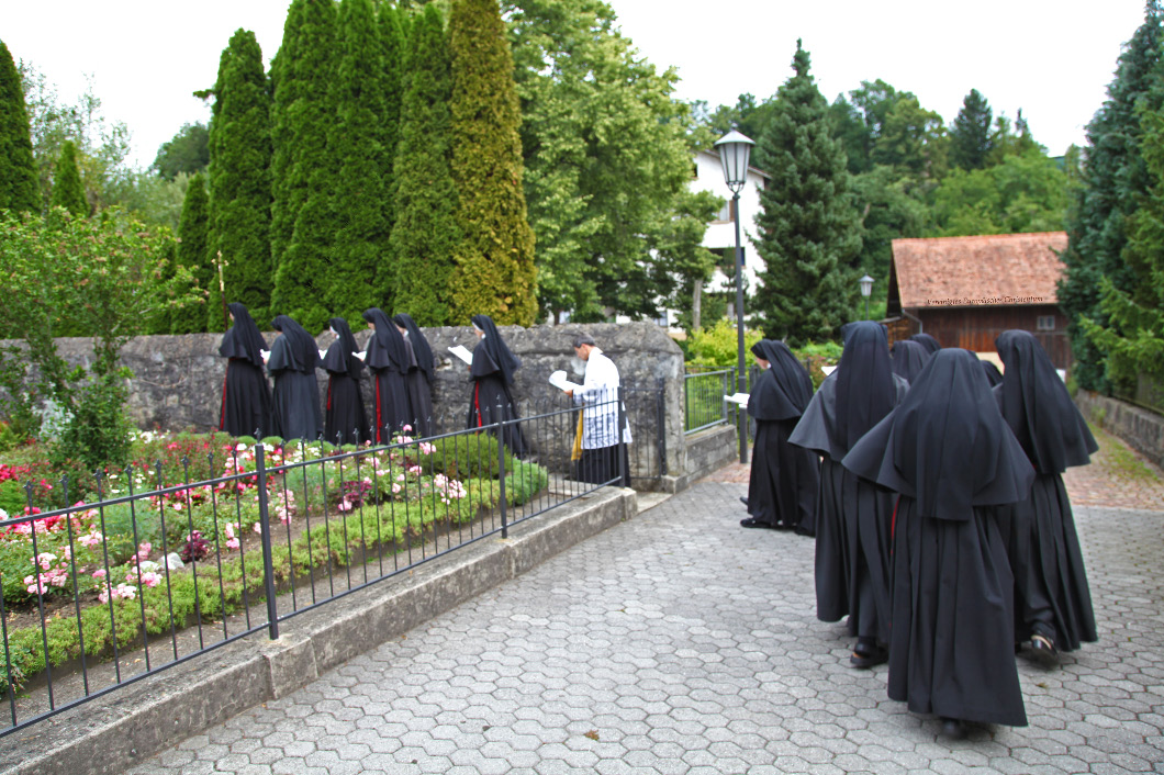 The Convent of Perpetual Adoration of the Most Precious Blood of Christ, founded in 1858 – Das Frauenkloster von der ewigen Anbetung des Kostbaren Blutes Christi wurde 1858 von Pater Franz Sales Brunner gegründet