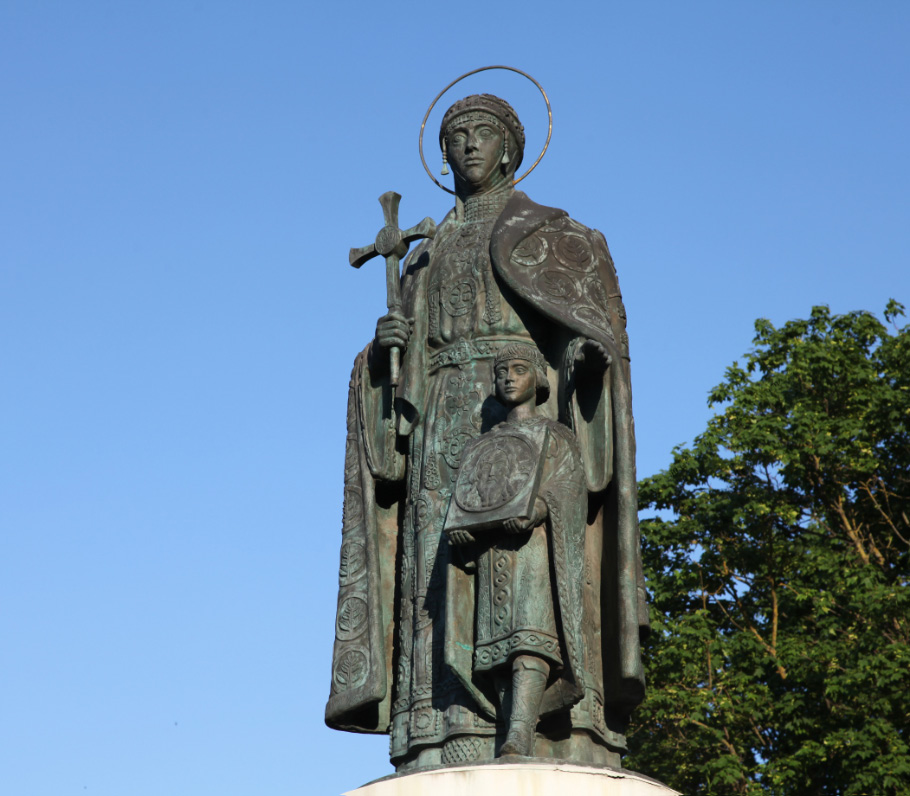 Monumental bronze of grandmother and grandson in Olga's home town of Pskov by sculptor В М Клыков – V.M. Klykov and architect С.Ю. Битный – S.Yu Bitnyi