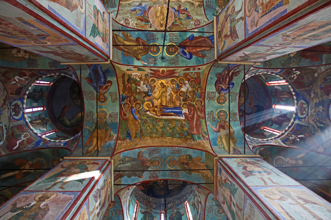 in European Christendom 17th c. frescos on ceiling vault of the 16th. c. Dormition Cathedral (or Assumption Cathedral) - Успенский Собор